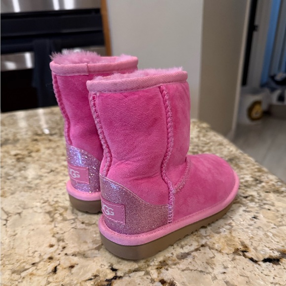 Toddler Ugg boots. Great condition. Only worn a few times - Picture 1 of 4